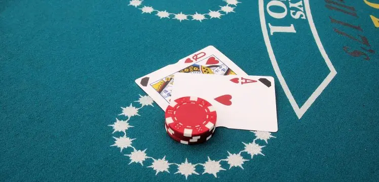 Er live blackjack en blanding af online blackjack og landbaseret blackjack eller er det sin helt egen ting?